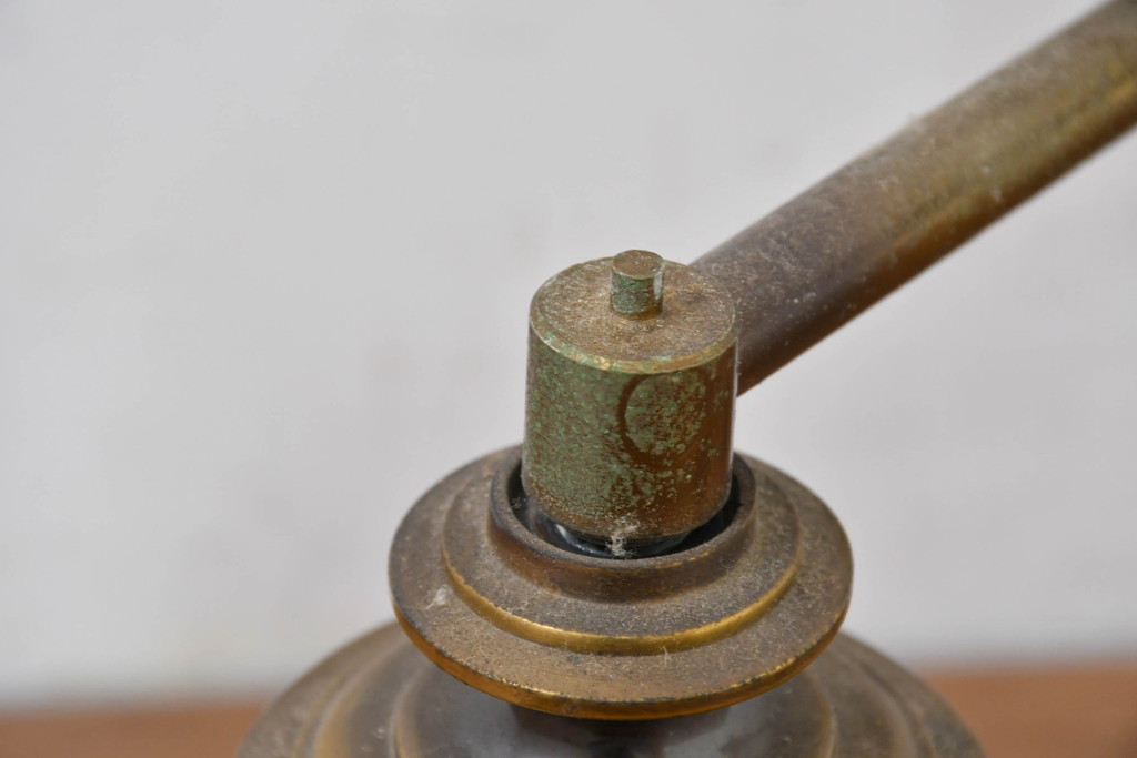 中古　アメリカ製　高級輸入品　真鍮製　レトロな美しさと実用性を兼ね備えたテーブルスタンド(卓上照明、デスクスタンド、ナイトランプ、ブラス)(R-083631)