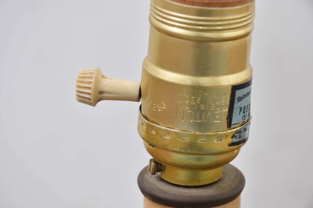 中古　アメリカ製　高級輸入品　真鍮製　レトロな美しさと実用性を兼ね備えたテーブルスタンド(卓上照明、デスクスタンド、ナイトランプ、ブラス)(R-083631)