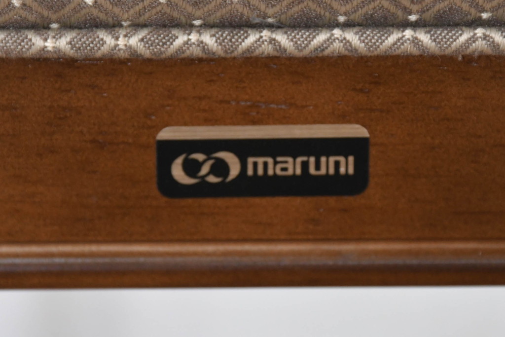 中古　美品　maruni(マルニ木工)　地中海ロイヤルシリーズ(ROYAL)　あらゆるシーンに気品を添える逸品のカンヌアームチェア(ダイニングチェア、椅子、イス)(定価約10万円)(R-083803)