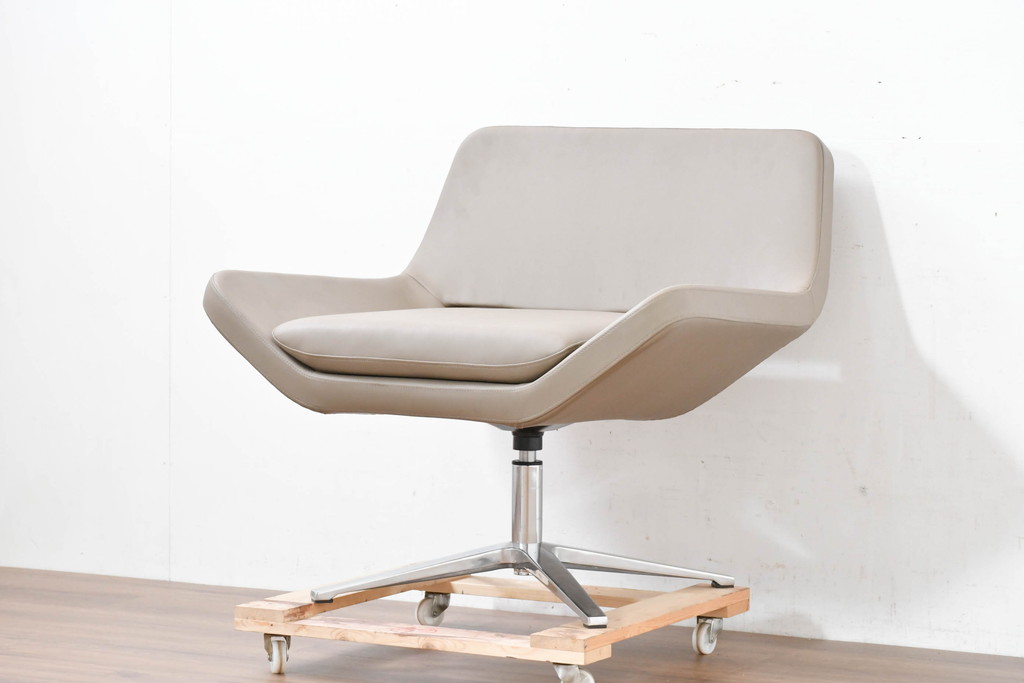 中古　未使用　展示品　B&B イタリア(Italia)　メトロポリタン(Metropolitan)　リプロダクト　上質な空間づくりにぴったりのエアロラウンジチェア(アームチェア、回転椅子、回転イス、1人掛け、一人掛け)(R-083771)
