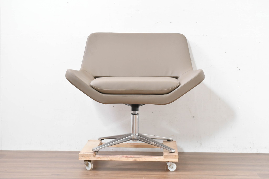 中古　未使用　展示品　B&B イタリア(Italia)　メトロポリタン(Metropolitan)　リプロダクト　上質な空間づくりにぴったりのエアロラウンジチェア(アームチェア、回転椅子、回転イス、1人掛け、一人掛け)(R-083771)