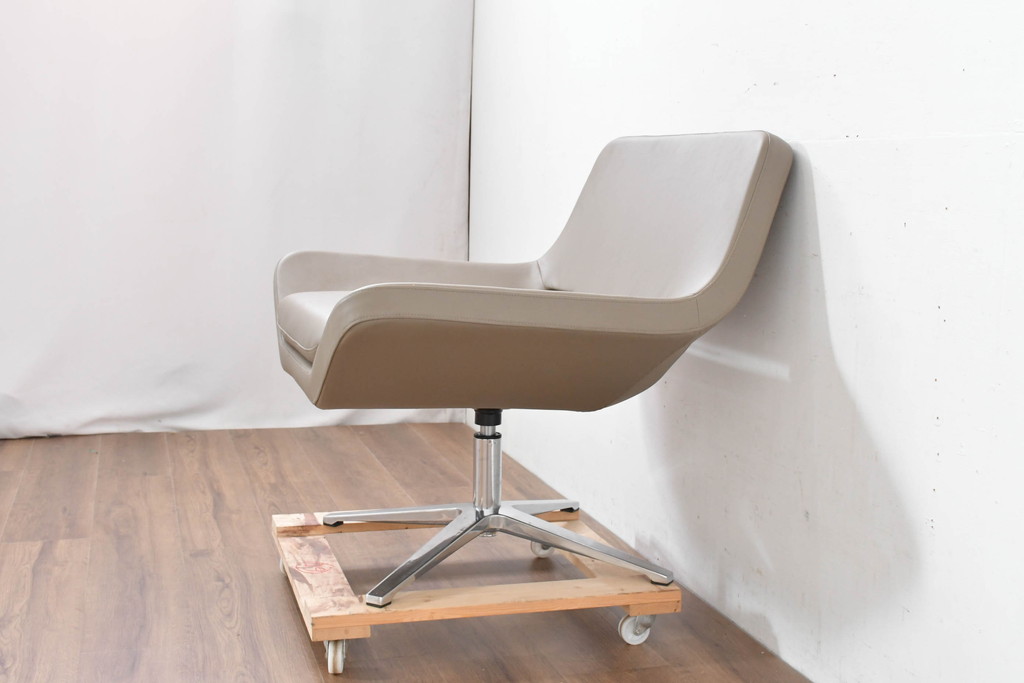 中古　未使用　展示品　B&B イタリア(Italia)　メトロポリタン(Metropolitan)　リプロダクト　上質な空間づくりにぴったりのエアロラウンジチェア(アームチェア、回転椅子、回転イス、1人掛け、一人掛け)(R-083771)