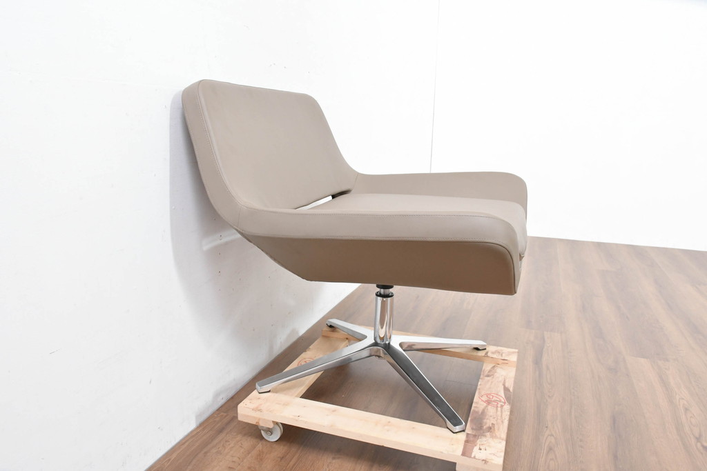 中古　未使用　展示品　B&B イタリア(Italia)　メトロポリタン(Metropolitan)　リプロダクト　上質な空間づくりにぴったりのエアロラウンジチェア(アームチェア、回転椅子、回転イス、1人掛け、一人掛け)(R-083771)