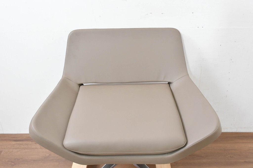 中古　未使用　展示品　B&B イタリア(Italia)　メトロポリタン(Metropolitan)　リプロダクト　上質な空間づくりにぴったりのエアロラウンジチェア(アームチェア、回転椅子、回転イス、1人掛け、一人掛け)(R-083771)