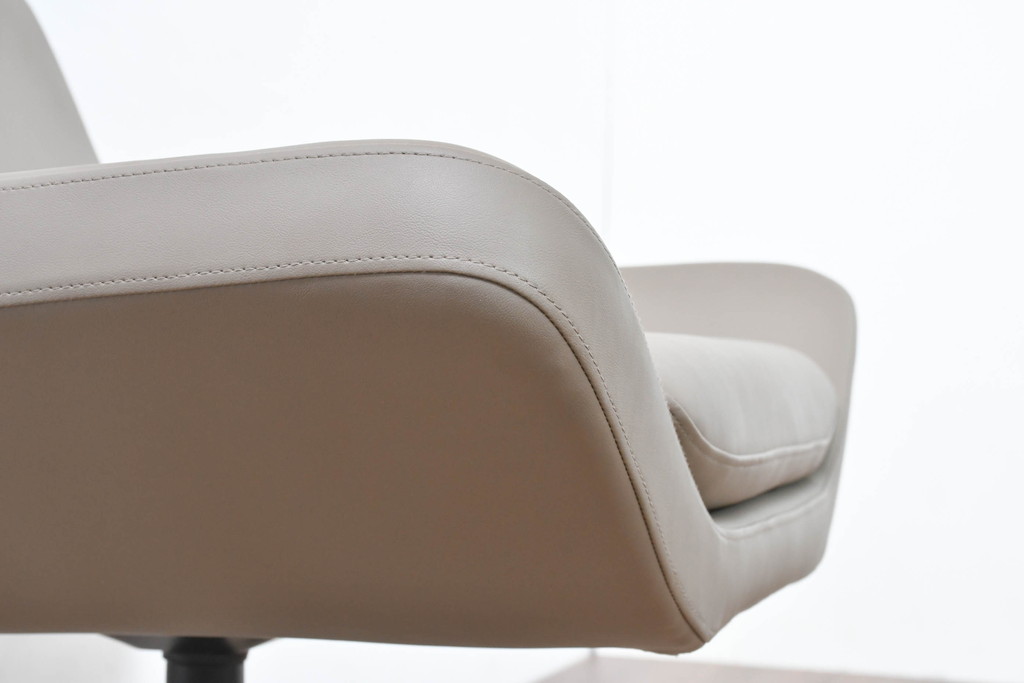中古　未使用　展示品　B&B イタリア(Italia)　メトロポリタン(Metropolitan)　リプロダクト　上質な空間づくりにぴったりのエアロラウンジチェア(アームチェア、回転椅子、回転イス、1人掛け、一人掛け)(R-083771)