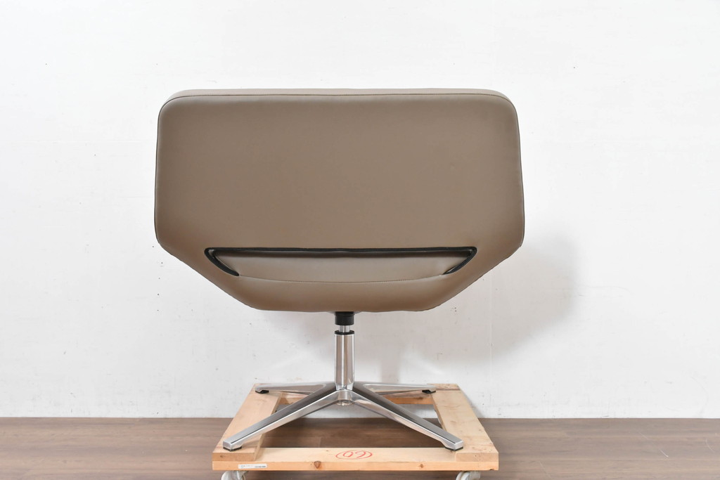 中古　未使用　展示品　B&B イタリア(Italia)　メトロポリタン(Metropolitan)　リプロダクト　上質な空間づくりにぴったりのエアロラウンジチェア(アームチェア、回転椅子、回転イス、1人掛け、一人掛け)(R-083771)