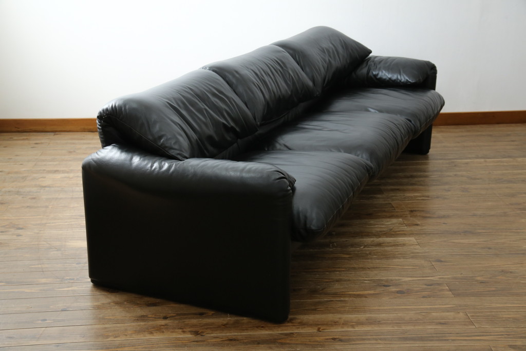 中古　リプロダクト品　Cassina(カッシーナ)　MARALUNGA(マラルンガ)　本革(レザー)　ブラックカラーが高級感を高める3人掛けソファ(三人掛け、3Pソファ)(R-081433)