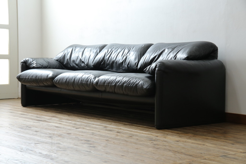 中古　リプロダクト品　Cassina(カッシーナ)　MARALUNGA(マラルンガ)　本革(レザー)　ブラックカラーが高級感を高める3人掛けソファ(三人掛け、3Pソファ)(R-081433)
