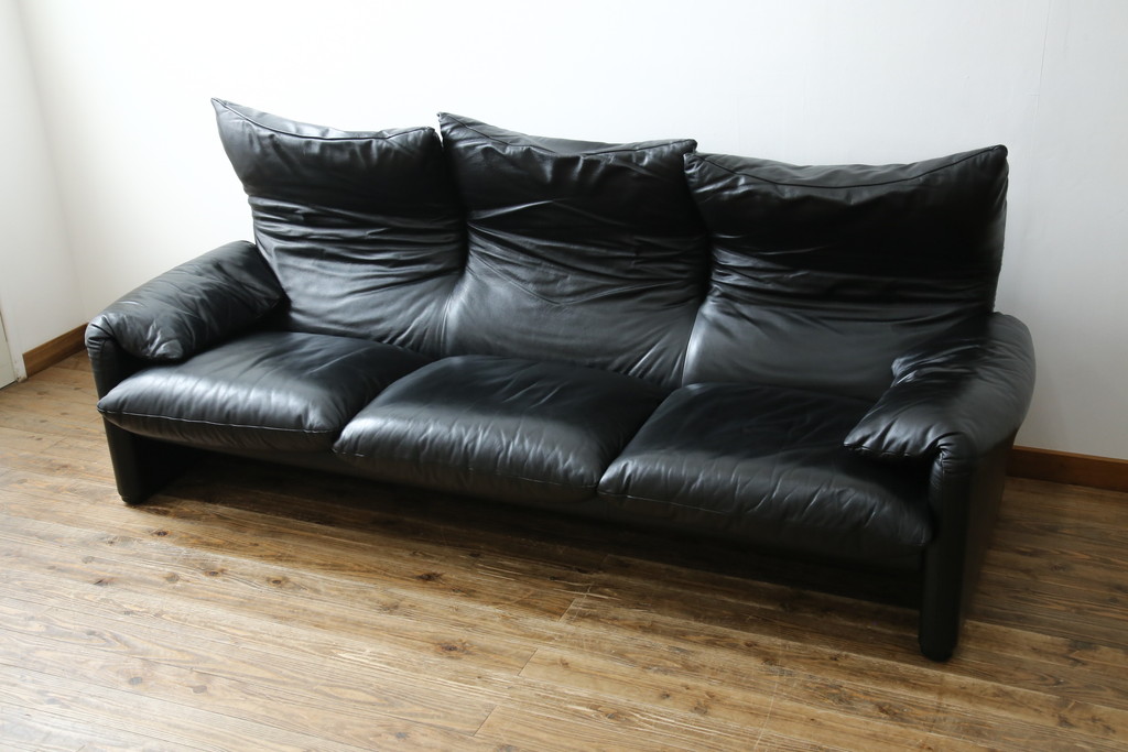 中古　リプロダクト品　Cassina(カッシーナ)　MARALUNGA(マラルンガ)　本革(レザー)　ブラックカラーが高級感を高める3人掛けソファ(三人掛け、3Pソファ)(R-081433)