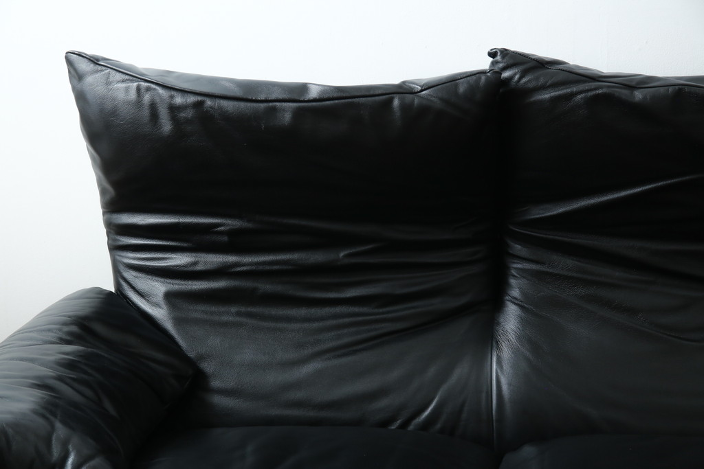 中古　リプロダクト品　Cassina(カッシーナ)　MARALUNGA(マラルンガ)　本革(レザー)　ブラックカラーが高級感を高める3人掛けソファ(三人掛け、3Pソファ)(R-081433)