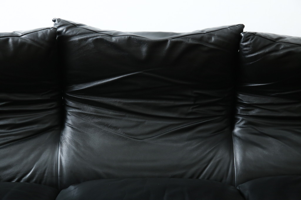 中古　リプロダクト品　Cassina(カッシーナ)　MARALUNGA(マラルンガ)　本革(レザー)　ブラックカラーが高級感を高める3人掛けソファ(三人掛け、3Pソファ)(R-081433)