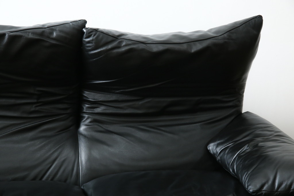 中古　リプロダクト品　Cassina(カッシーナ)　MARALUNGA(マラルンガ)　本革(レザー)　ブラックカラーが高級感を高める3人掛けソファ(三人掛け、3Pソファ)(R-081433)