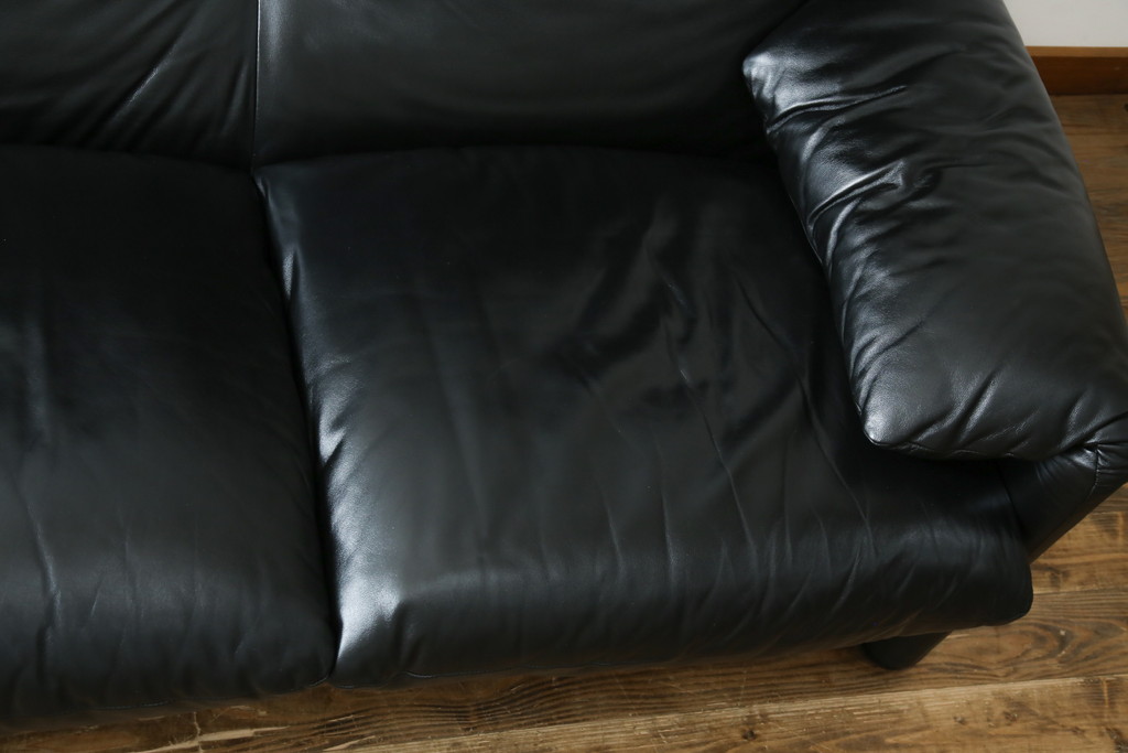中古　リプロダクト品　Cassina(カッシーナ)　MARALUNGA(マラルンガ)　本革(レザー)　ブラックカラーが高級感を高める3人掛けソファ(三人掛け、3Pソファ)(R-081433)