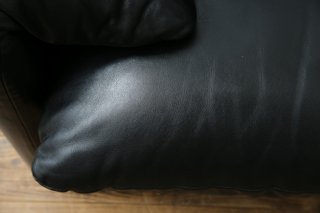中古　リプロダクト品　Cassina(カッシーナ)　MARALUNGA(マラルンガ)　本革(レザー)　ブラックカラーが高級感を高める3人掛けソファ(三人掛け、3Pソファ)(R-081433)