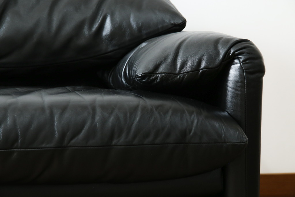 中古　リプロダクト品　Cassina(カッシーナ)　MARALUNGA(マラルンガ)　本革(レザー)　ブラックカラーが高級感を高める3人掛けソファ(三人掛け、3Pソファ)(R-081433)