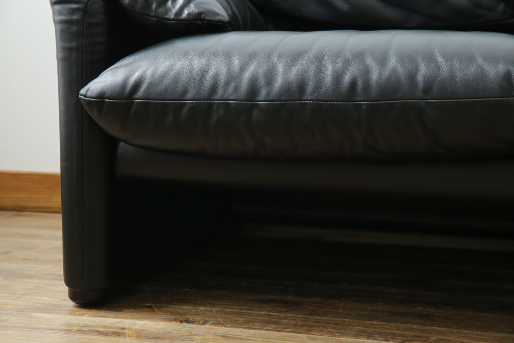 中古　リプロダクト品　Cassina(カッシーナ)　MARALUNGA(マラルンガ)　本革(レザー)　ブラックカラーが高級感を高める3人掛けソファ(三人掛け、3Pソファ)(R-081433)