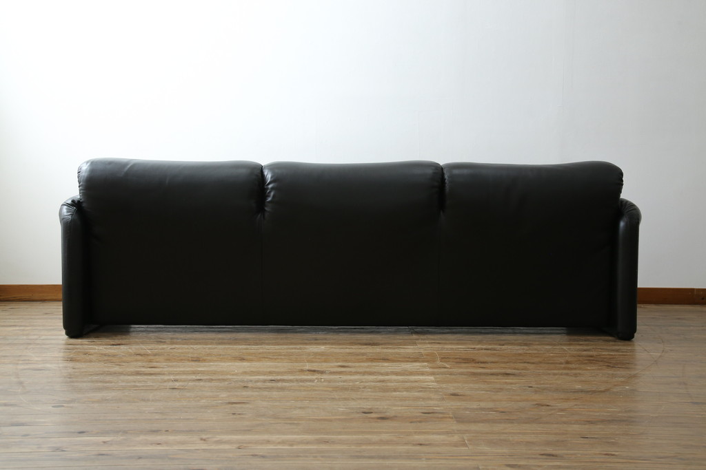 中古　リプロダクト品　Cassina(カッシーナ)　MARALUNGA(マラルンガ)　本革(レザー)　ブラックカラーが高級感を高める3人掛けソファ(三人掛け、3Pソファ)(R-081433)