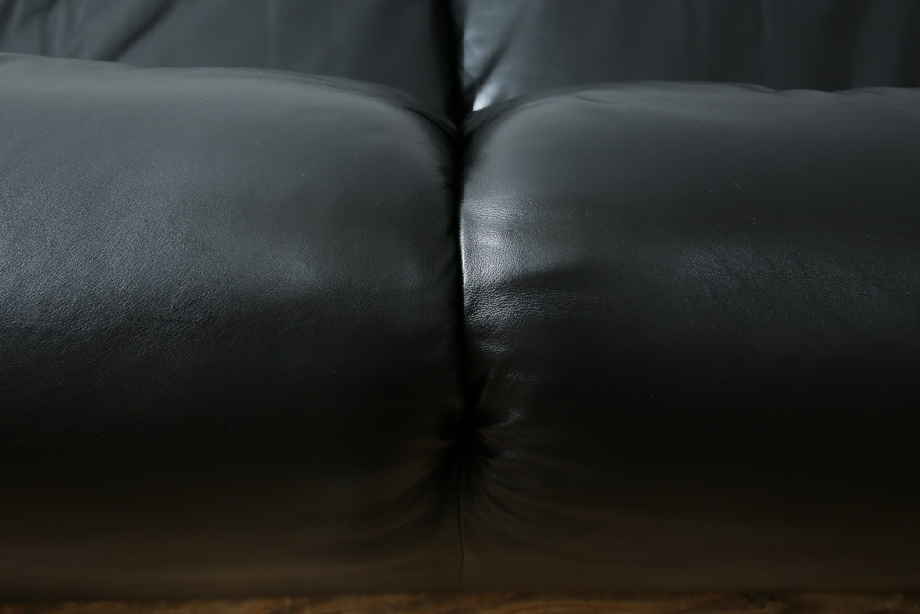 中古　リプロダクト品　Cassina(カッシーナ)　MARALUNGA(マラルンガ)　本革(レザー)　ブラックカラーが高級感を高める3人掛けソファ(三人掛け、3Pソファ)(R-081433)