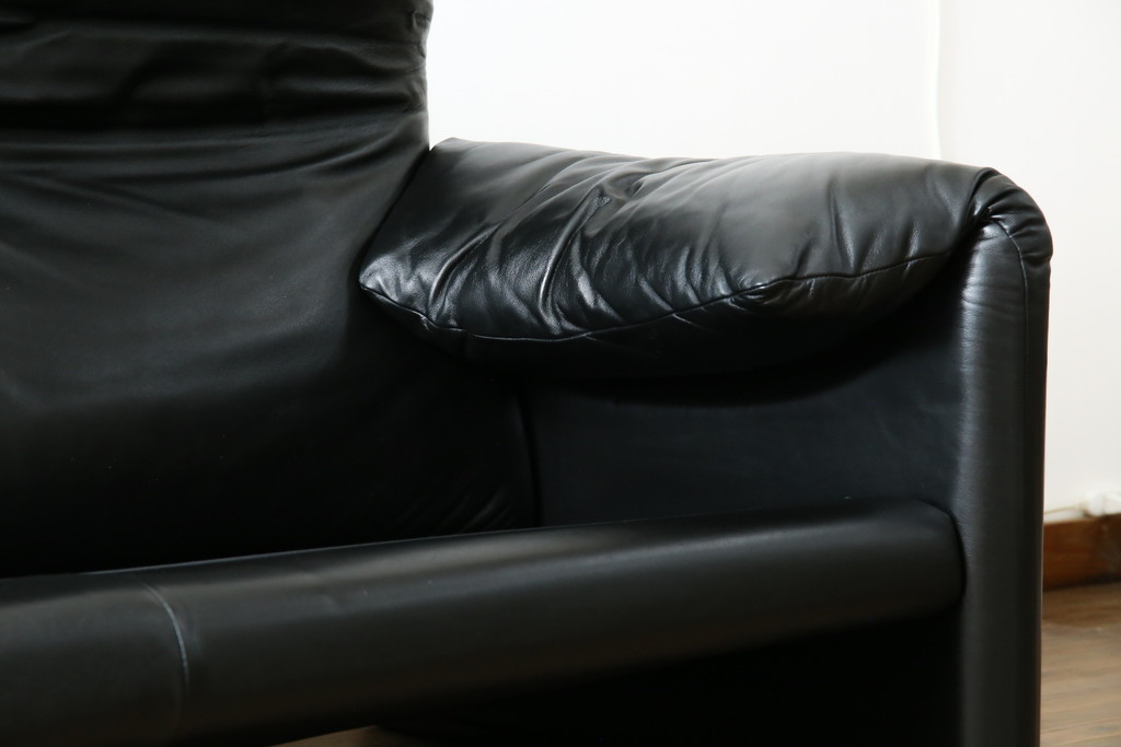 中古　リプロダクト品　Cassina(カッシーナ)　MARALUNGA(マラルンガ)　本革(レザー)　ブラックカラーが高級感を高める3人掛けソファ(三人掛け、3Pソファ)(R-081433)