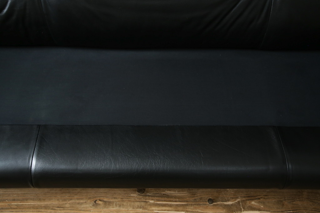 中古　リプロダクト品　Cassina(カッシーナ)　MARALUNGA(マラルンガ)　本革(レザー)　ブラックカラーが高級感を高める3人掛けソファ(三人掛け、3Pソファ)(R-081433)