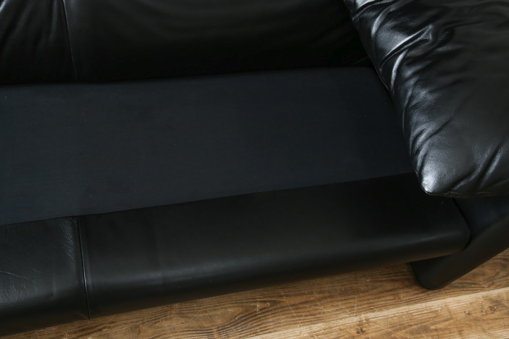 中古　リプロダクト品　Cassina(カッシーナ)　MARALUNGA(マラルンガ)　本革(レザー)　ブラックカラーが高級感を高める3人掛けソファ(三人掛け、3Pソファ)(R-081433)