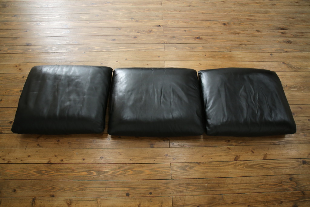 中古　リプロダクト品　Cassina(カッシーナ)　MARALUNGA(マラルンガ)　本革(レザー)　ブラックカラーが高級感を高める3人掛けソファ(三人掛け、3Pソファ)(R-081433)