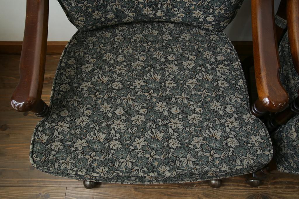 中古　美品　カリモク家具(karimoku)　ゆったりと座れるキャスター付きダイニングアームチェア4脚セット(ダイニングチェア、ラウンジチェア、イス、椅子)(定価4脚で約32万円)(R-077637)