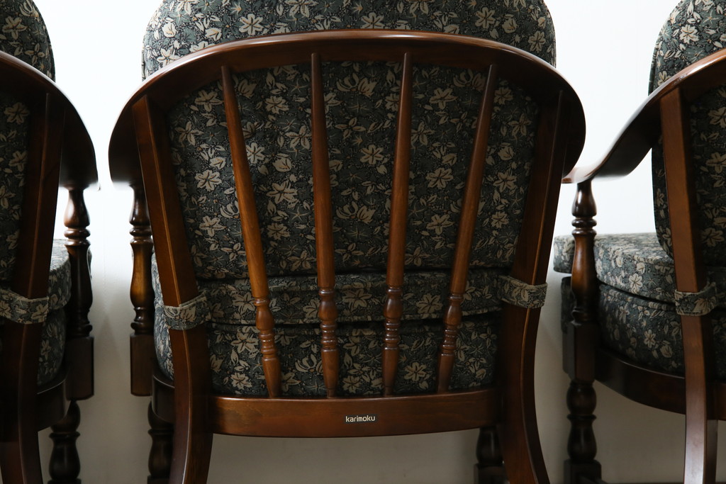 中古　美品　カリモク家具(karimoku)　ゆったりと座れるキャスター付きダイニングアームチェア4脚セット(ダイニングチェア、ラウンジチェア、イス、椅子)(定価4脚で約32万円)(R-077637)