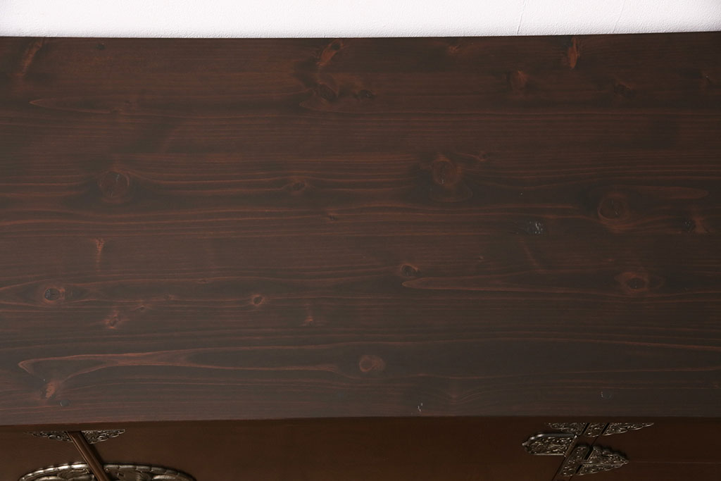 中古　民芸家具　衣装盆付き　濃い色合いの木肌に優美な牡丹金具が映える箪笥サイドボード(着物箪笥、和タンス、引き出し)(R-047245)