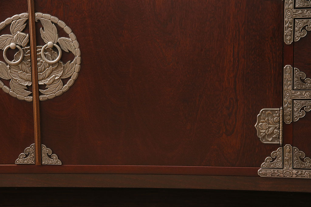 中古　民芸家具　衣装盆付き　濃い色合いの木肌に優美な牡丹金具が映える箪笥サイドボード(着物箪笥、和タンス、引き出し)(R-047245)