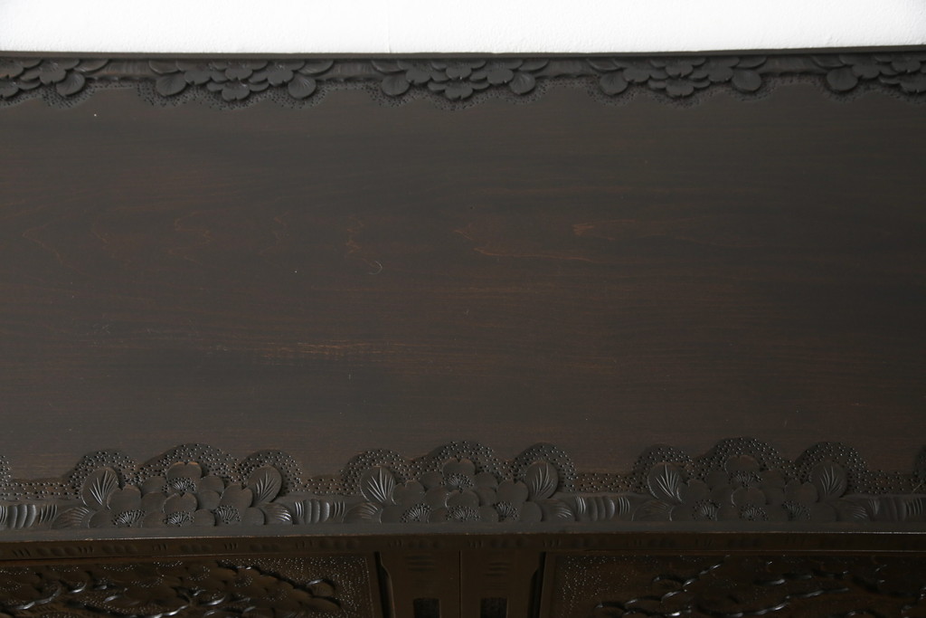 中古　美品　軽井沢彫り　咲き誇る桜の彫りが見事な茶箪笥(サイドボード、サイドキャビネット、収納棚、飾り棚、茶棚、茶タンス)(定価約100万円)(R-052189)