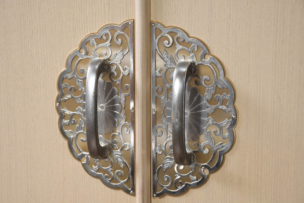 中古　美品　衣装盆付き　桑材のアクセントが美しい気品漂う桐箪笥(桐たんす、衣装箪笥、収納箪笥、着物箪笥、引き出し、和タンス、チェスト、バラ売り可能)(定価約170万円)(R-082619)