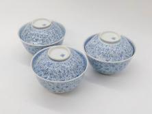 江戸期　古伊万里　微塵唐草文染付　松竹梅　約12cm　3.8寸　繊細な絵付けが見事な蓋付き茶碗3客セット(和食器、三寸八分)(R-077160)