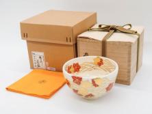 竜谷焼　宮川香雲　鵬雲斉書付　金彩色絵　約13cm　4.3寸　龍田川　紅葉の図が雅やかな茶碗(京焼、龍谷窯、和食器、抹茶碗、茶道具、茶器、共布、共箱付き、四寸三分)(R-077161)