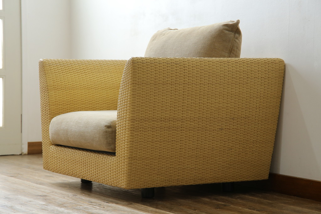 中古　美品　arflex(アルフレックス)　A・SOFA (エー・ソファ) HOLIDAYS(ホリデイズ)　本革(レザー)　水牛革を編み込んだ涼しげなデザインがおしゃれな一人掛けソファ(アームソファ、ラウンジソファ、1人掛け、1P)(定価約26万円)(R-080323)