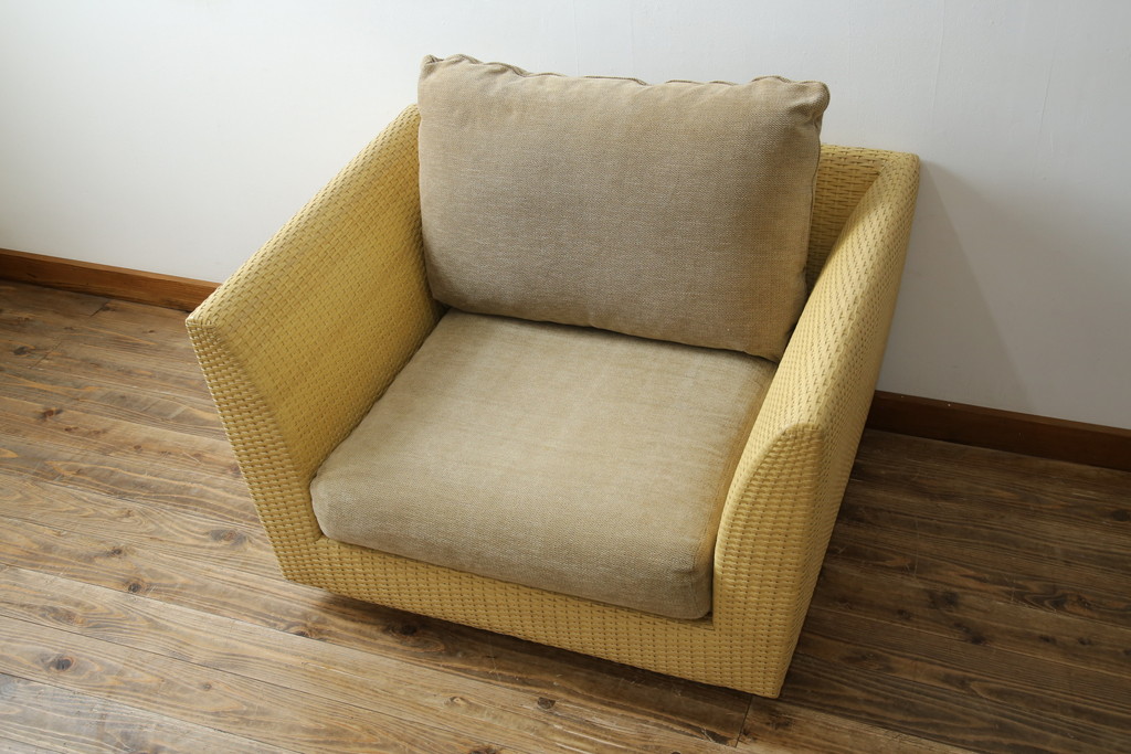 中古　美品　arflex(アルフレックス)　A・SOFA (エー・ソファ) HOLIDAYS(ホリデイズ)　本革(レザー)　水牛革を編み込んだ涼しげなデザインがおしゃれな一人掛けソファ(アームソファ、ラウンジソファ、1人掛け、1P)(定価約26万円)(R-080323)
