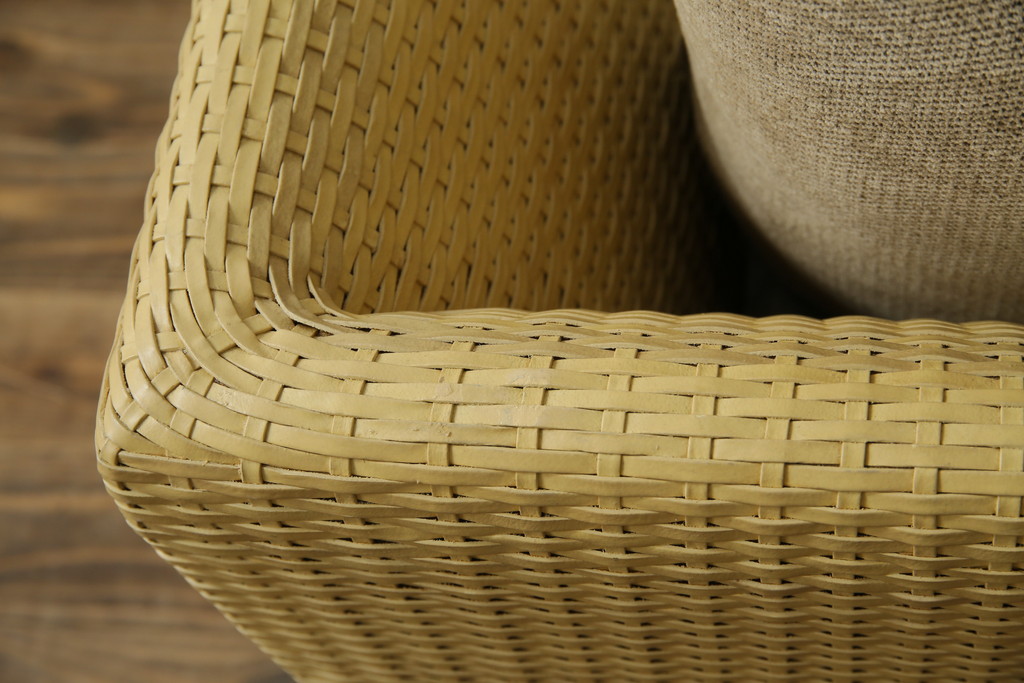 中古　美品　arflex(アルフレックス)　A・SOFA (エー・ソファ) HOLIDAYS(ホリデイズ)　本革(レザー)　水牛革を編み込んだ涼しげなデザインがおしゃれな一人掛けソファ(アームソファ、ラウンジソファ、1人掛け、1P)(定価約26万円)(R-080323)