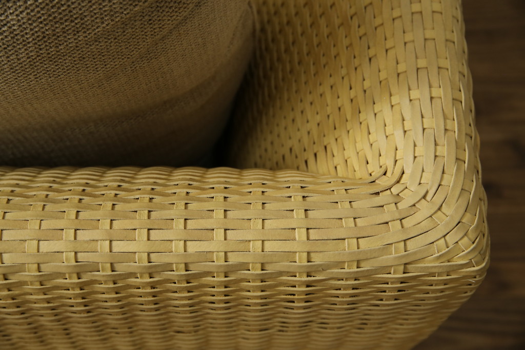 中古　美品　arflex(アルフレックス)　A・SOFA (エー・ソファ) HOLIDAYS(ホリデイズ)　本革(レザー)　水牛革を編み込んだ涼しげなデザインがおしゃれな一人掛けソファ(アームソファ、ラウンジソファ、1人掛け、1P)(定価約26万円)(R-080323)