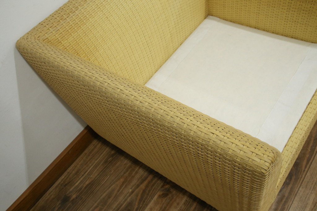 中古　美品　arflex(アルフレックス)　A・SOFA (エー・ソファ) HOLIDAYS(ホリデイズ)　本革(レザー)　水牛革を編み込んだ涼しげなデザインがおしゃれな一人掛けソファ(アームソファ、ラウンジソファ、1人掛け、1P)(定価約26万円)(R-080323)
