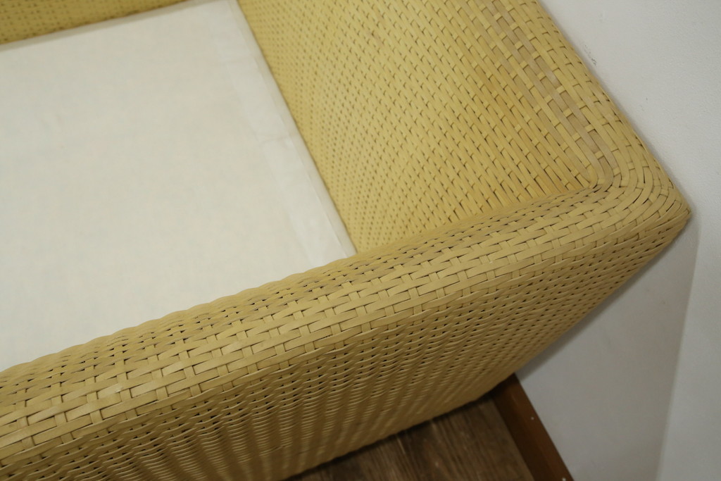 中古　美品　arflex(アルフレックス)　A・SOFA (エー・ソファ) HOLIDAYS(ホリデイズ)　本革(レザー)　水牛革を編み込んだ涼しげなデザインがおしゃれな一人掛けソファ(アームソファ、ラウンジソファ、1人掛け、1P)(定価約26万円)(R-080323)