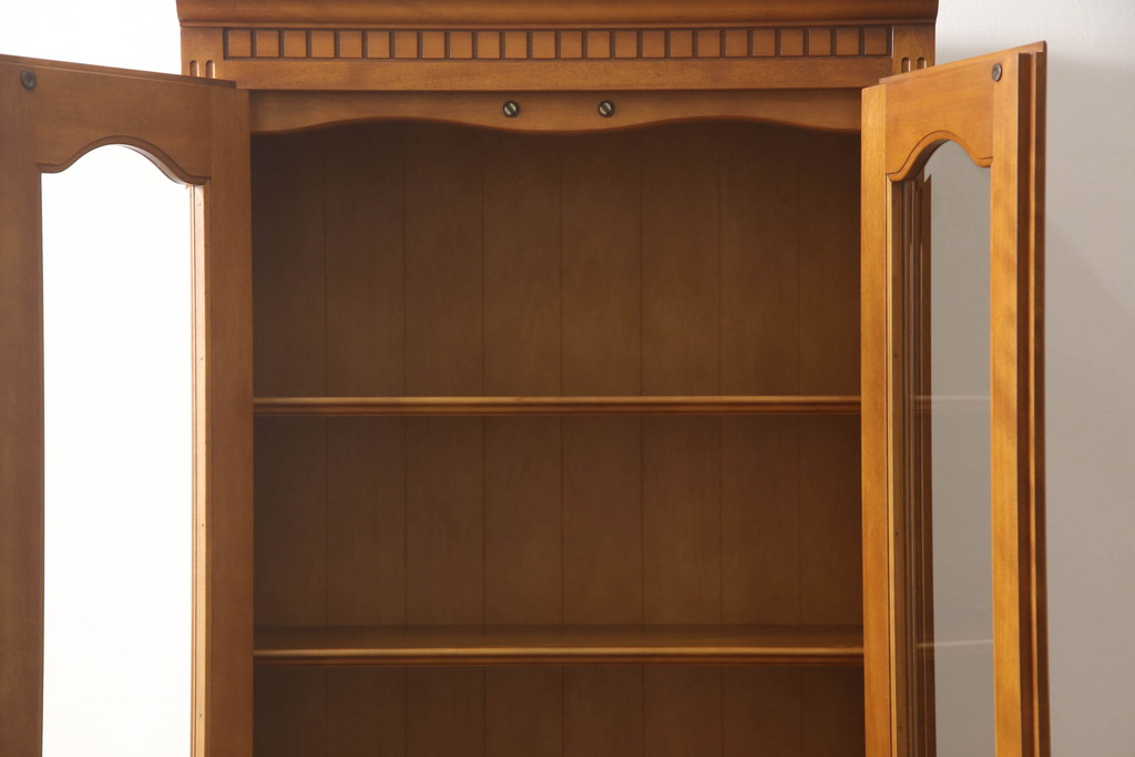中古　美品　横浜クラシック家具　ダニエル(daniel)　温もりを感じる色合いとクラシカルな佇まいが魅力のブックケース(本箱、収納棚、キャビネット、飾り棚)(R-068502)