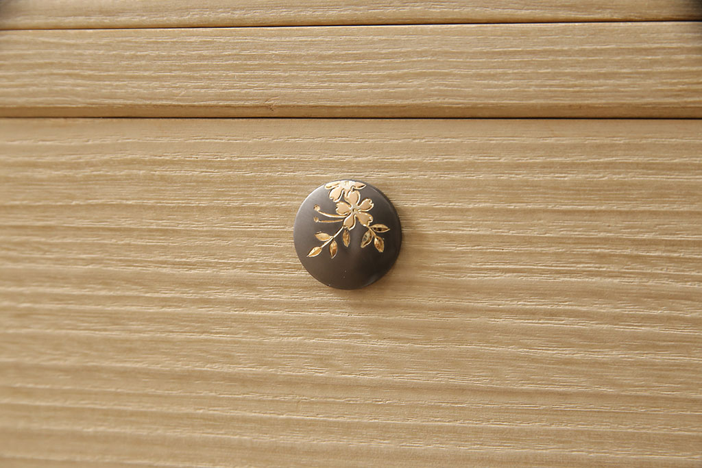 中古　美品　伝統工芸士・頓所芳男作　久光刻　細やかな意匠が光る金具が目を引く加茂桐箪笥(胴厚、桐たんす、和タンス、衣装箪笥、洋服タンス)(定価約130万円)(R-053396)