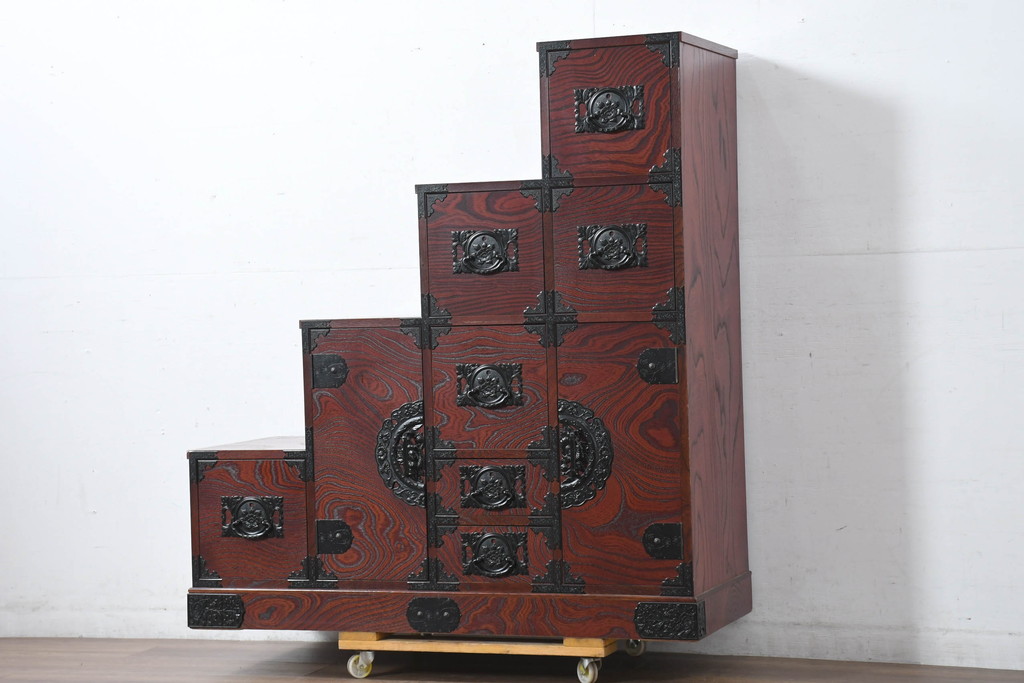 中古　美品!!　希少な廃番品!!　飛鳥欅箪笥　欅(ケヤキ)材　彫刻入りの金具が素敵な階段箪笥(民芸箪笥、和箪笥、整理たんす、収納タンス、引き出し、飾り台)(R-083216)