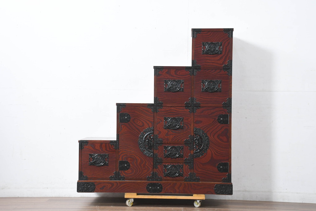 中古　美品!!　希少な廃番品!!　飛鳥欅箪笥　欅(ケヤキ)材　彫刻入りの金具が素敵な階段箪笥(民芸箪笥、和箪笥、整理たんす、収納タンス、引き出し、飾り台)(R-083216)