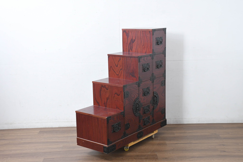 中古　美品!!　希少な廃番品!!　飛鳥欅箪笥　欅(ケヤキ)材　彫刻入りの金具が素敵な階段箪笥(民芸箪笥、和箪笥、整理たんす、収納タンス、引き出し、飾り台)(R-083216)