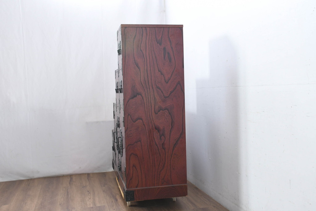 中古　美品!!　希少な廃番品!!　飛鳥欅箪笥　欅(ケヤキ)材　彫刻入りの金具が素敵な階段箪笥(民芸箪笥、和箪笥、整理たんす、収納タンス、引き出し、飾り台)(R-083216)