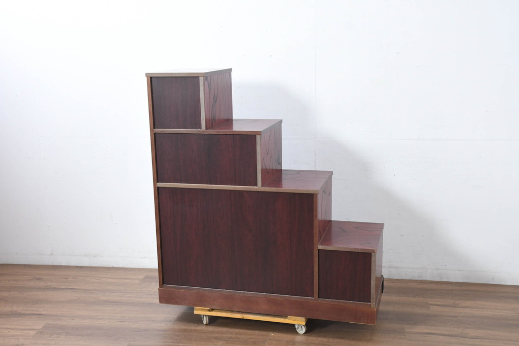 中古　美品!!　希少な廃番品!!　飛鳥欅箪笥　欅(ケヤキ)材　彫刻入りの金具が素敵な階段箪笥(民芸箪笥、和箪笥、整理たんす、収納タンス、引き出し、飾り台)(R-083216)