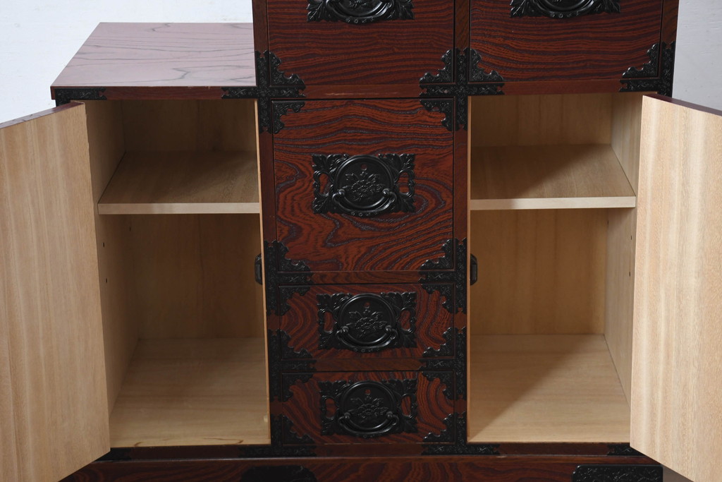中古　美品!!　希少な廃番品!!　飛鳥欅箪笥　欅(ケヤキ)材　彫刻入りの金具が素敵な階段箪笥(民芸箪笥、和箪笥、整理たんす、収納タンス、引き出し、飾り台)(R-083216)