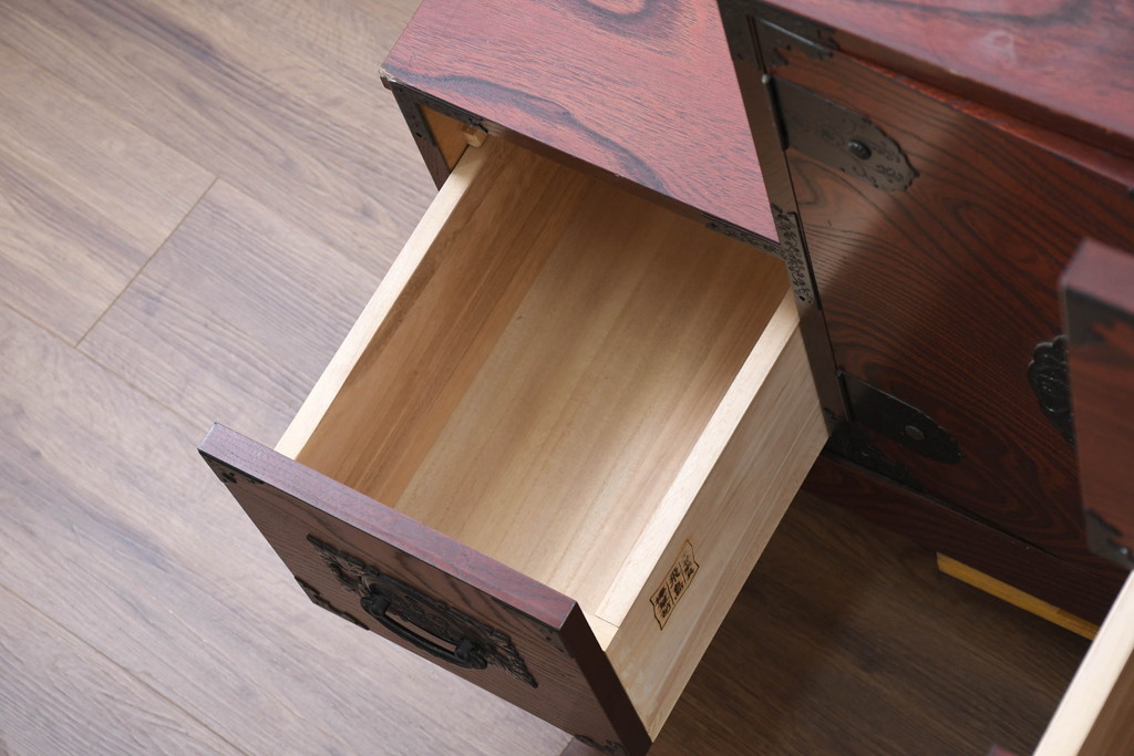 中古　美品!!　希少な廃番品!!　飛鳥欅箪笥　欅(ケヤキ)材　彫刻入りの金具が素敵な階段箪笥(民芸箪笥、和箪笥、整理たんす、収納タンス、引き出し、飾り台)(R-083216)