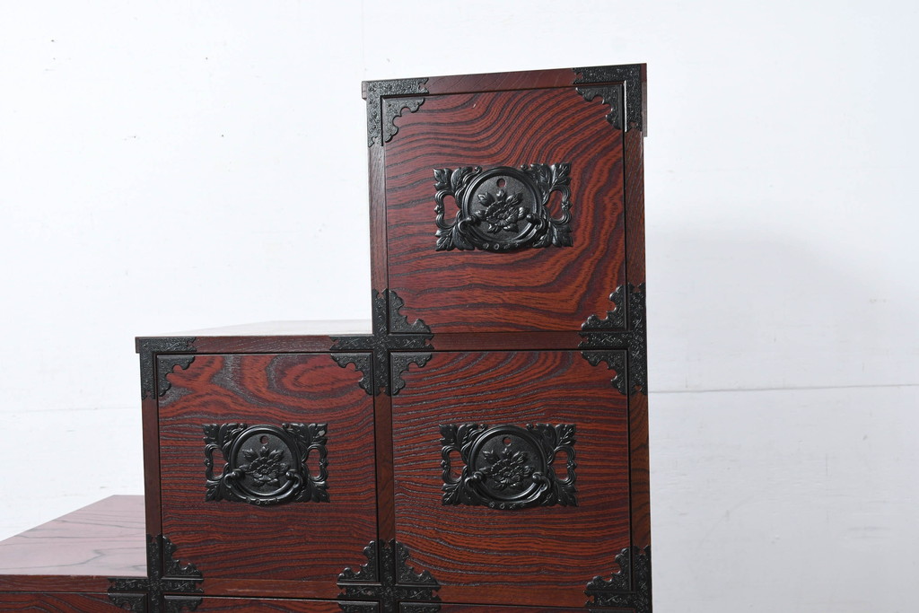 中古　美品!!　希少な廃番品!!　飛鳥欅箪笥　欅(ケヤキ)材　彫刻入りの金具が素敵な階段箪笥(民芸箪笥、和箪笥、整理たんす、収納タンス、引き出し、飾り台)(R-083216)
